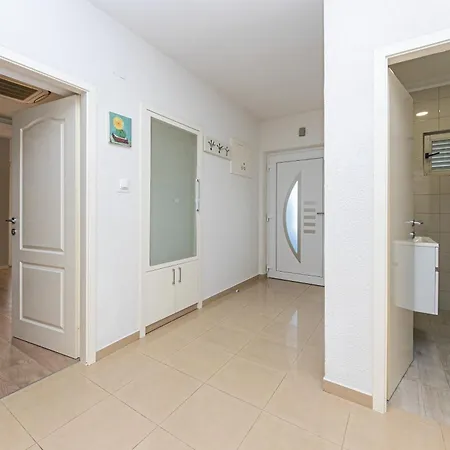 2 * Makarska